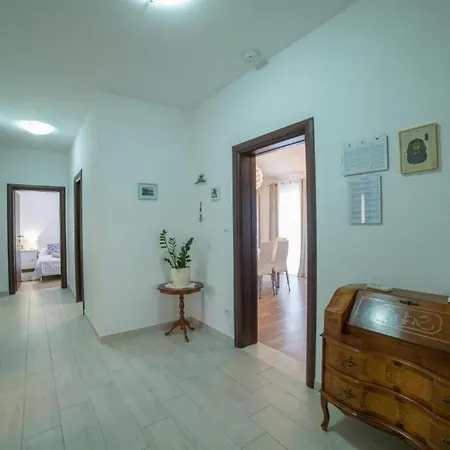 Apartment With A Parking Space Kastel Stafilic, - 20763 Kastela